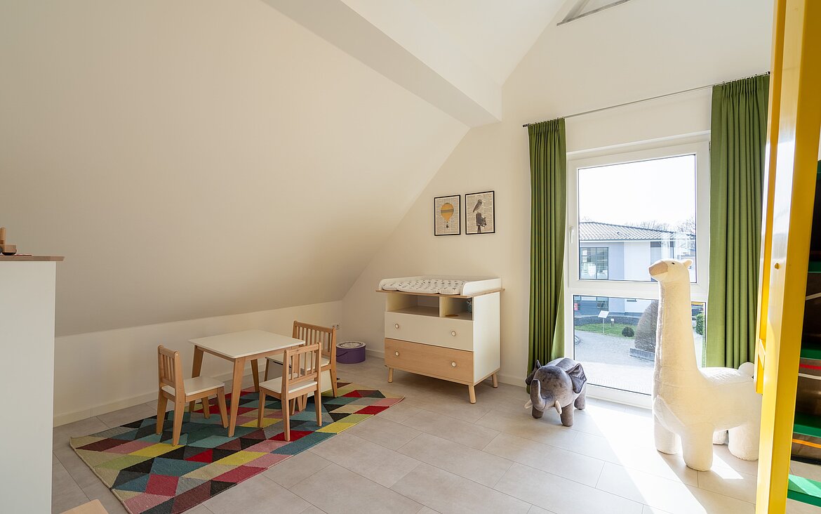 freundlich eingerichtetes Kinderzimmer des Musterhauses Bad Vilbel von allkauf