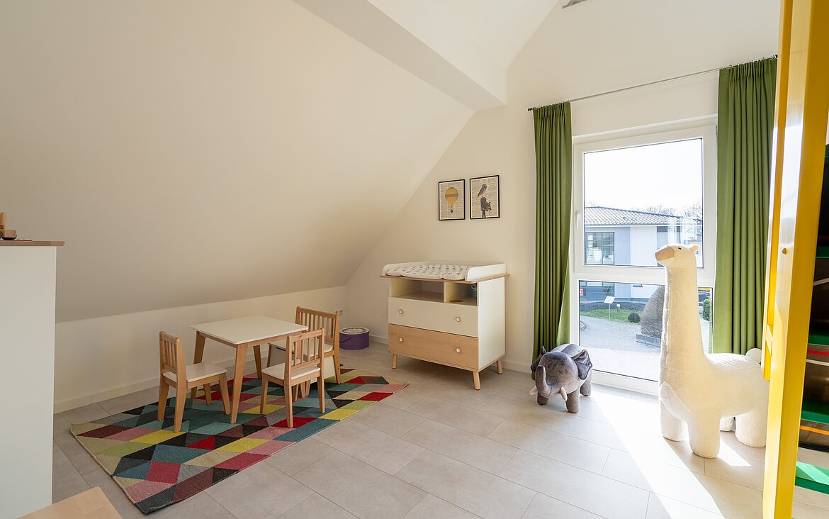freundlich eingerichtetes Kinderzimmer des Musterhauses Bad Vilbel von allkauf