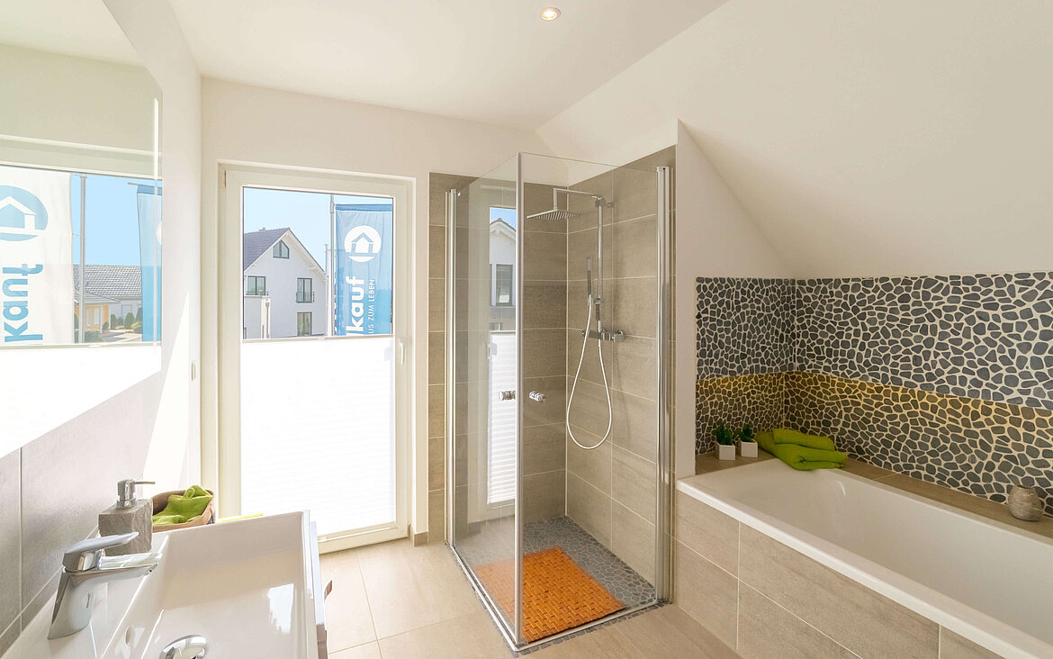 sandfarben gefliestes Bad, Wanne und ebenerdiger Dusche mit Akzentfließen in Mosaik-Optik