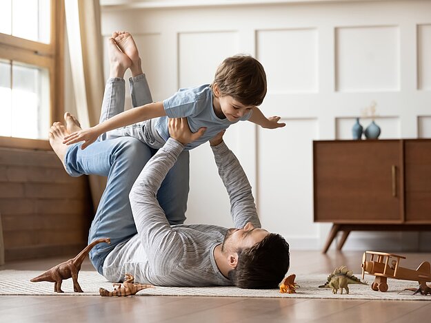 Kind und Vater beim Spielen