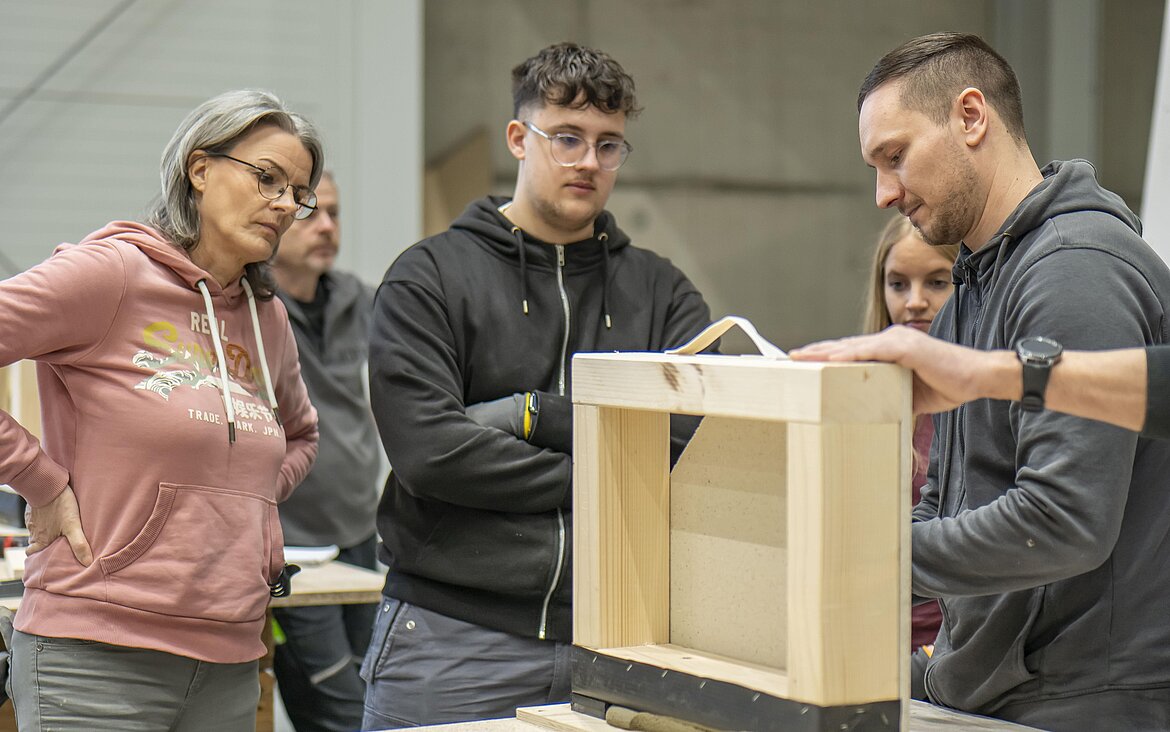Akademie-Teilnehmer werden bei einer Übung zum Innenausbau angeleitet