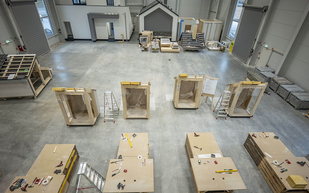 Vier Übungen zum Innenausbau aus Holz in einer Halle 