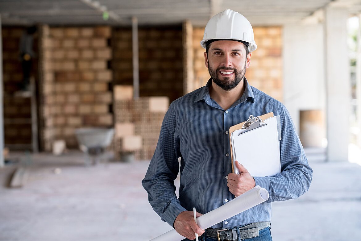 Person auf der Haus-Baustelle