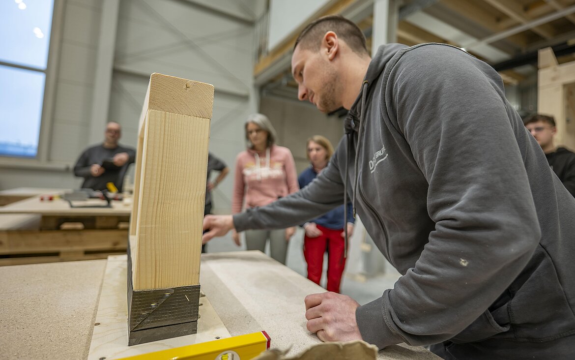 Ein Teilnehmer der Ausbau-Akademie zeigt eine Übung zum Innenausbau